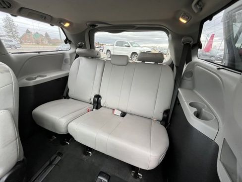 Used 2017 Toyota Sienna Limited image 39