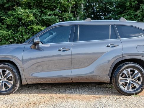 Used 2020 Toyota Highlander XLE FWD image 2