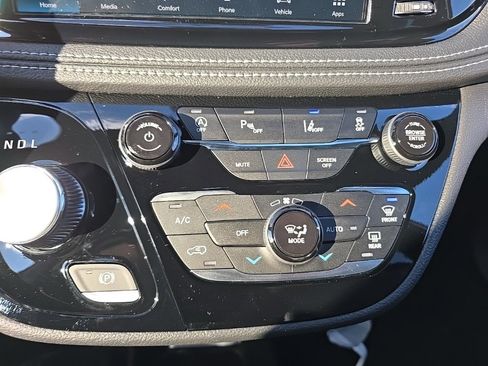 New 2026 Chrysler Pacifica Select image 30