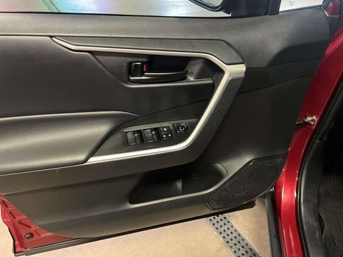 Used 2021 Toyota RAV4 LE AWD/4WD image 12