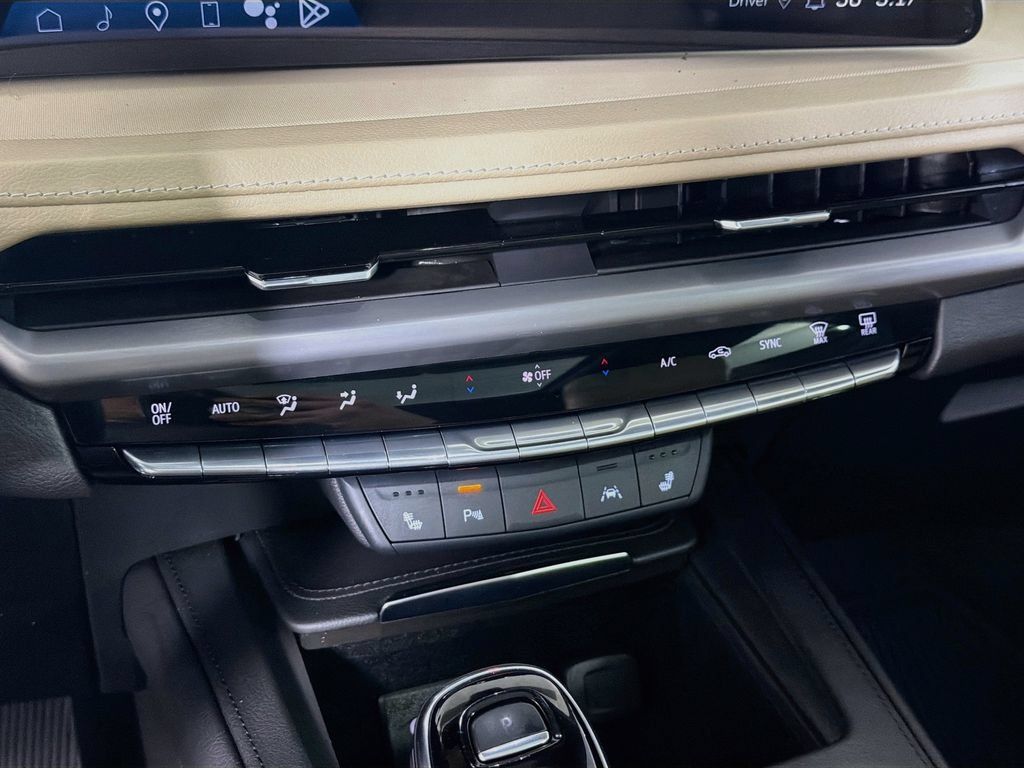 Certified 2024 Cadillac XT4 Luxury w/ Cold Weather Package FWD image 17