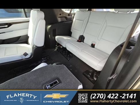 Used 2026 Chevrolet Suburban Premier AWD/4WD image 2
