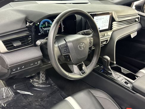 Used 2025 Toyota Camry SE image 7