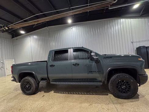 Used 2025 Chevrolet Silverado 2500 ZR2 w/ Technology Package image 7