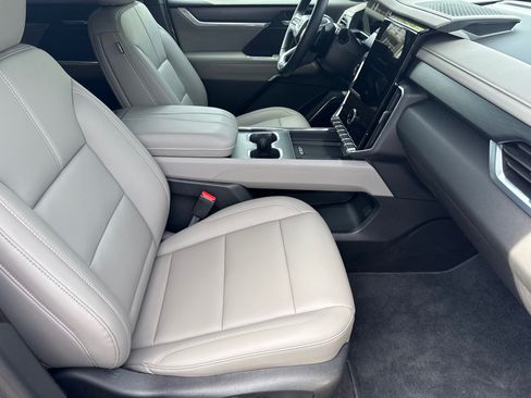 Used 2026 GMC Acadia Elevation w/ Elevation Premium Package FWD image 14