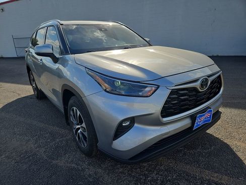 Used 2022 Toyota Highlander XLE image 2