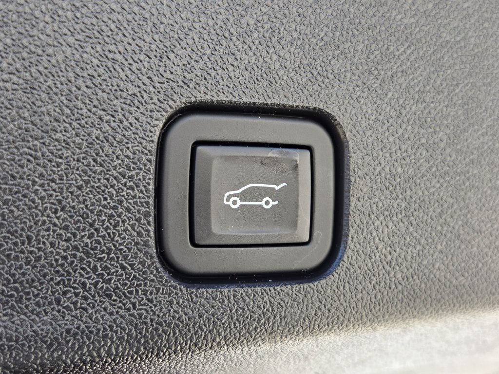 Used 2024 GMC Acadia Denali w/ Super Cruise Package FWD image 18