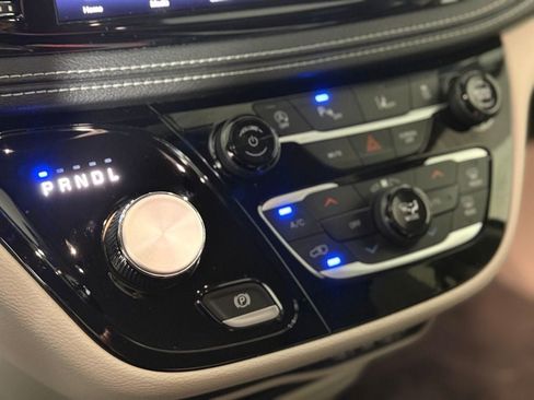 Used 2023 Chrysler Pacifica Touring-L AWD/4WD image 16