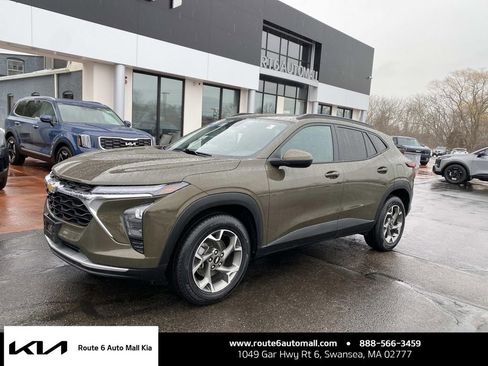 Used 2024 Chevrolet Trax LT w/ Sunroof Package image 1