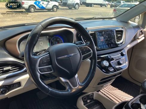 Used 2019 Chrysler Pacifica Touring-L Plus w/ Tire & Wheel Group FWD image 8