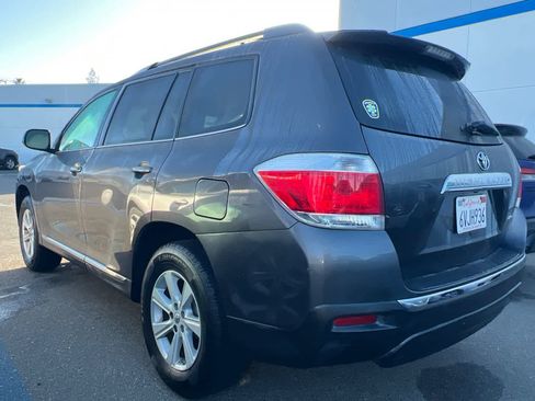 Used 2012 Toyota Highlander SE w/ Tow Pkg image 4