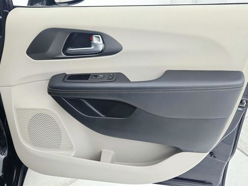 Used 2024 Chrysler Pacifica Touring-L image 30