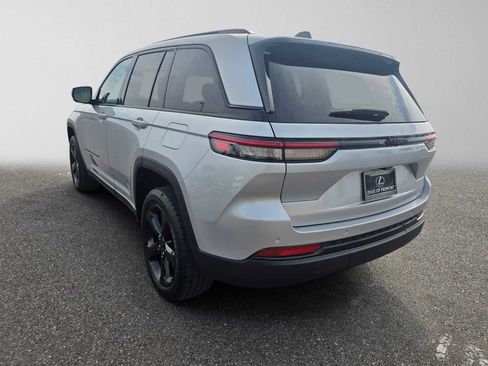 Used 2023 Jeep Grand Cherokee Altitude RWD image 5