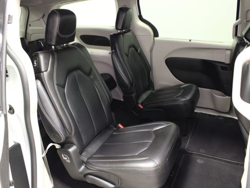 Used 2023 Chrysler Pacifica Touring-L FWD image 15