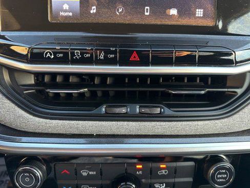 Certified 2025 Jeep Compass Latitude image 16