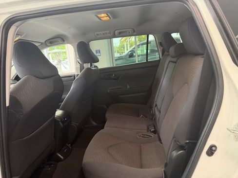 Used 2022 Toyota Highlander L FWD image 12
