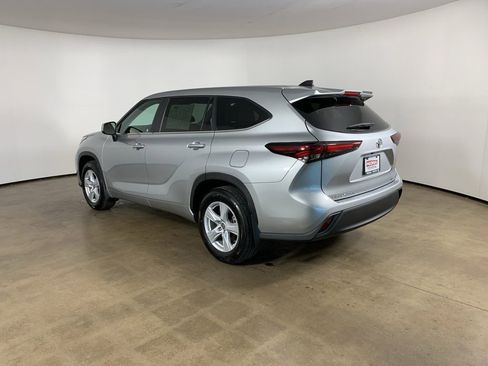 Used 2024 Toyota Highlander LE AWD/4WD image 15