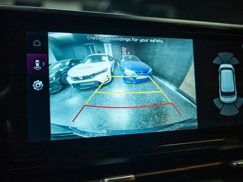 Used 2023 Kia Carnival EX FWD image 21