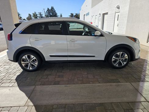 Used 2022 Kia Niro EX Premium w/ Cold Weather Package image 6