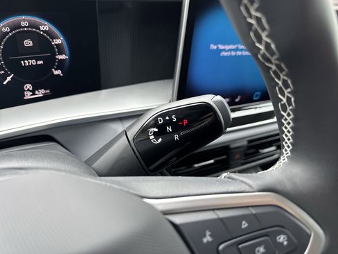 Used 2025 Volkswagen Tiguan SE image 15