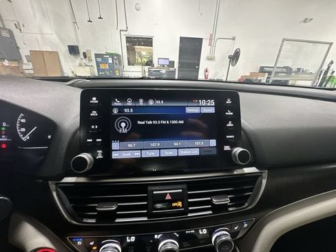 Used 2022 Honda Accord Touring image 16