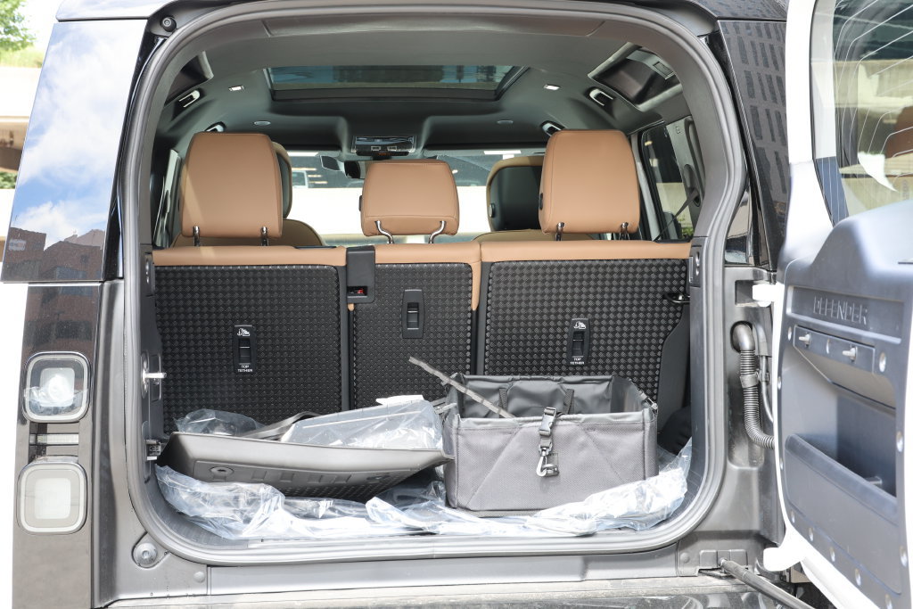 New 2026 Land Rover Defender 110 X-Dynamic SE AWD/4WD image 6