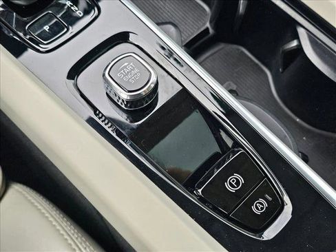 Used 2023 Volvo XC60 B5 Ultimate image 24