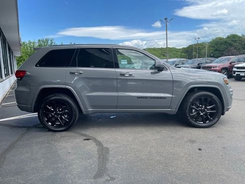 Used 2021 Jeep Grand Cherokee Laredo X AWD/4WD image 4