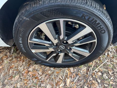 Used 2025 Nissan Versa SV image 30