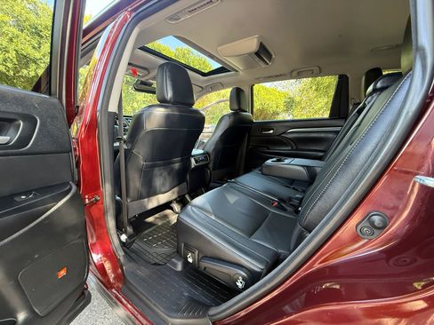 Used 2017 Toyota Highlander Limited w/ Preferred Accessory Package AWD/4WD image 19