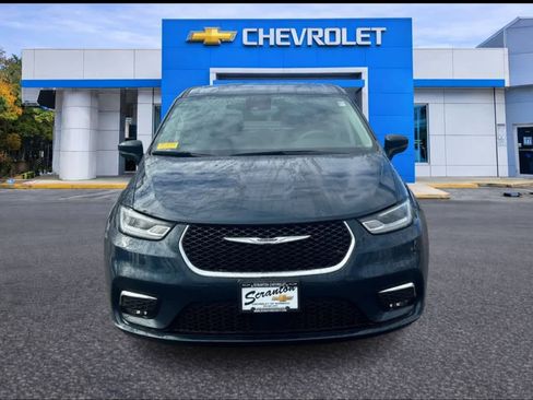 Used 2023 Chrysler Pacifica Touring-L image 2