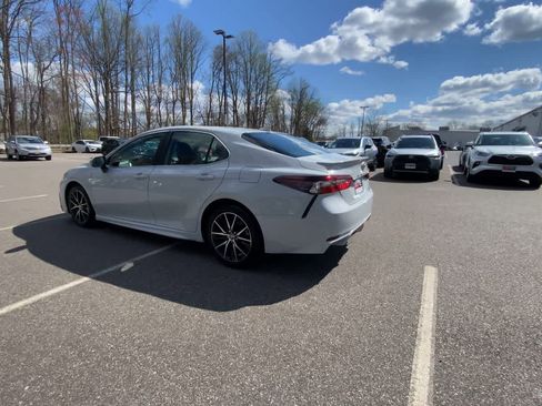 Used 2024 Toyota Camry SE image 9