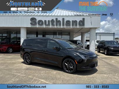 New 2027 Chrysler Pacifica Limited w/ S Appearance Package