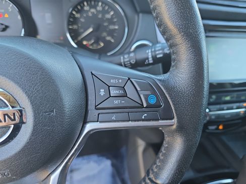 Used 2019 Nissan Rogue SV w/ Sun & Sound Touring Package image 18