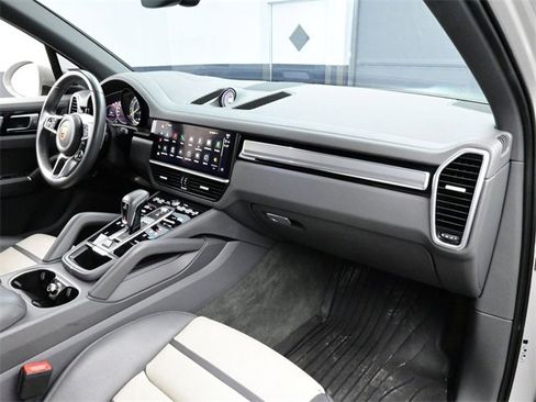 Used 2022 Porsche Cayenne Platinum Edition image 18