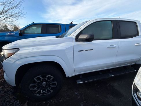 Used 2025 Chevrolet Colorado Z71 w/ Technology Package image 2