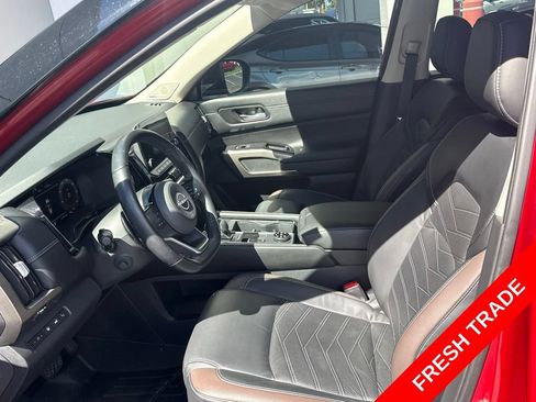 Used 2023 Nissan Pathfinder Platinum w/ Cargo Package AWD/4WD image 2