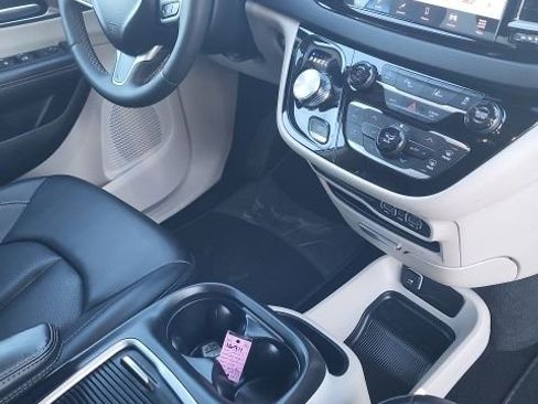 Used 2024 Chrysler Pacifica Touring-L FWD image 8