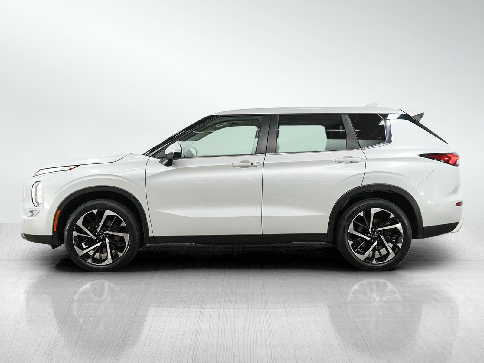 Used 2022 Mitsubishi Outlander SE AWD/4WD image 2