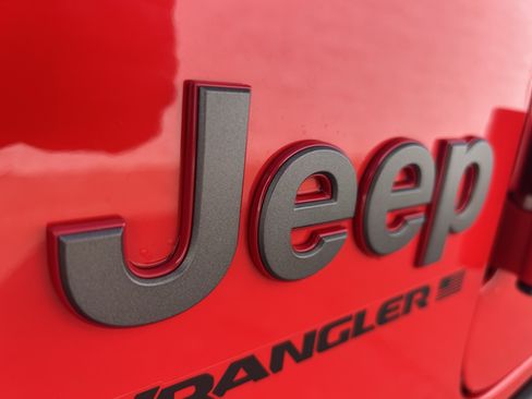 Used 2025 Jeep Wrangler Unlimited Rubicon AWD/4WD image 7