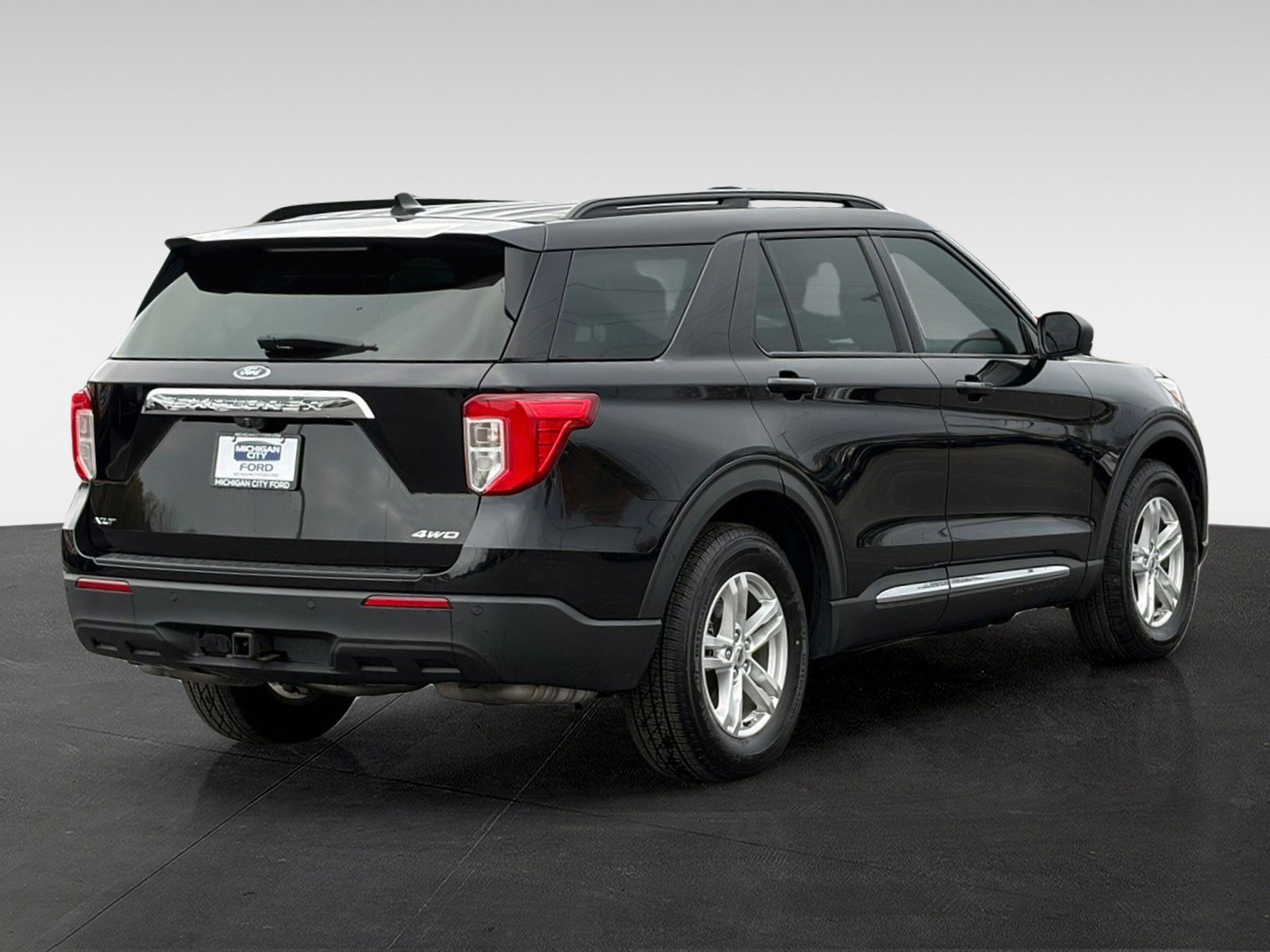 Used 2021 Ford Explorer XLT w/ Class III Trailer Tow Package AWD/4WD image 5