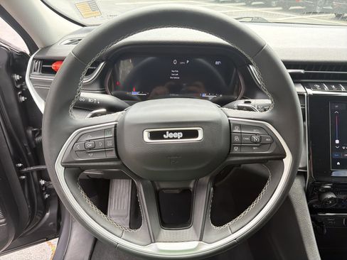 Used 2023 Jeep Grand Cherokee Laredo AWD/4WD image 28