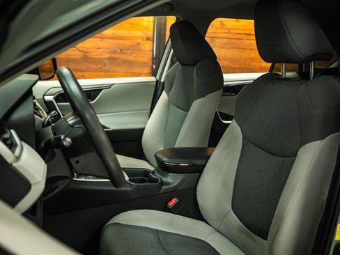Used 2021 Toyota RAV4 XLE FWD image 9