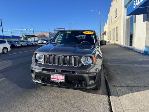 Used 2023 Jeep Renegade Latitude image 3