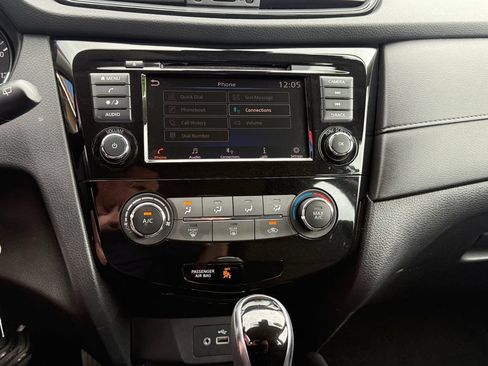 Used 2020 Nissan Rogue S FWD image 25