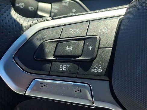 Certified 2025 Volkswagen Tiguan SE R-Line image 22