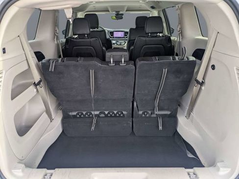Used 2023 Chrysler Pacifica Touring-L FWD image 12