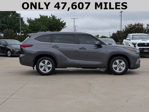 Used 2023 Toyota Highlander LE FWD image 4