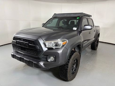 Used 2021 Toyota Tacoma TRD Off-Road image 4