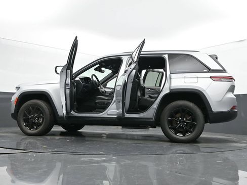 Used 2024 Jeep Grand Cherokee Altitude image 72